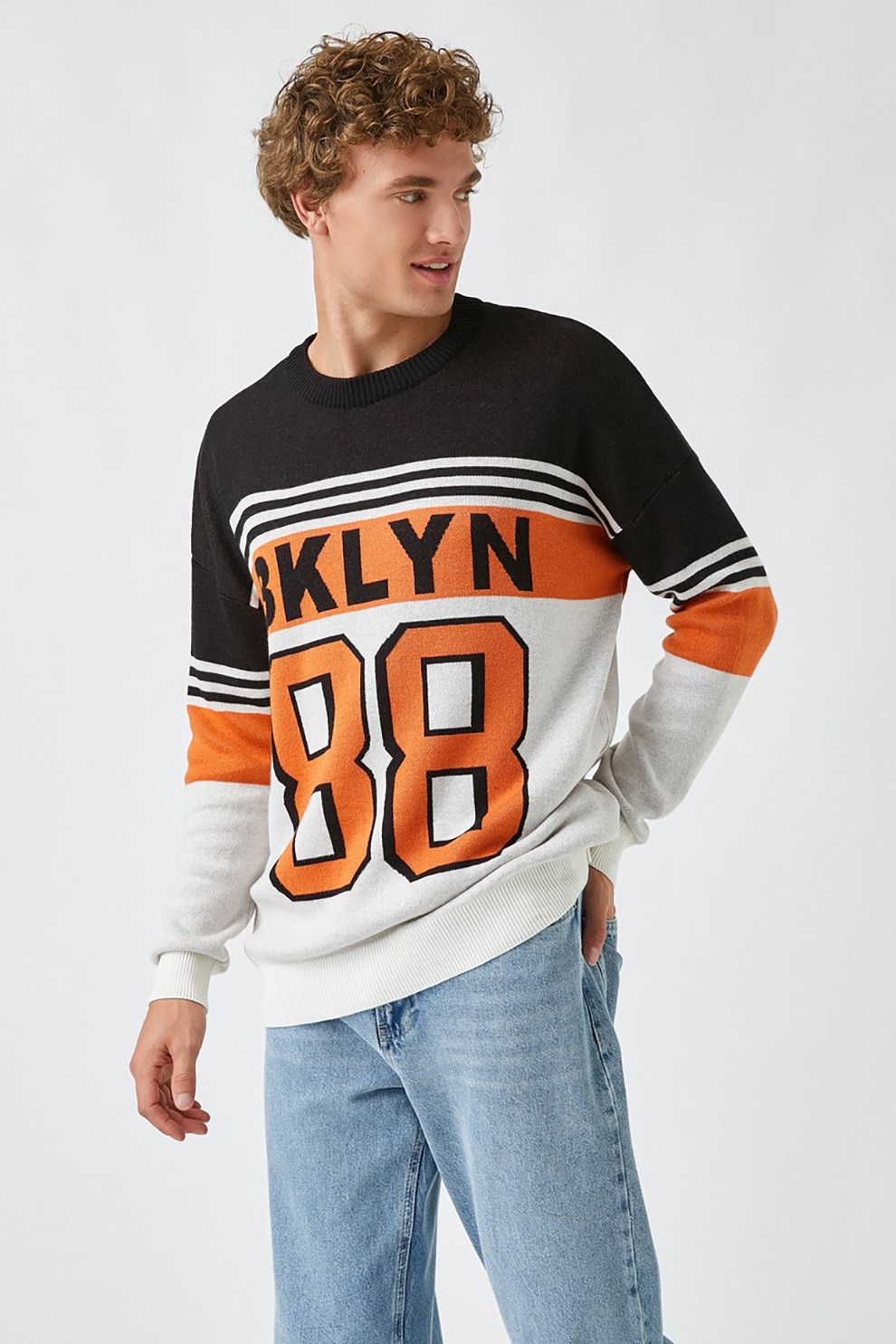 KOTON, Pulover lejer cu decolteu la baza gatului si model, Alb/Oranj/Negru
