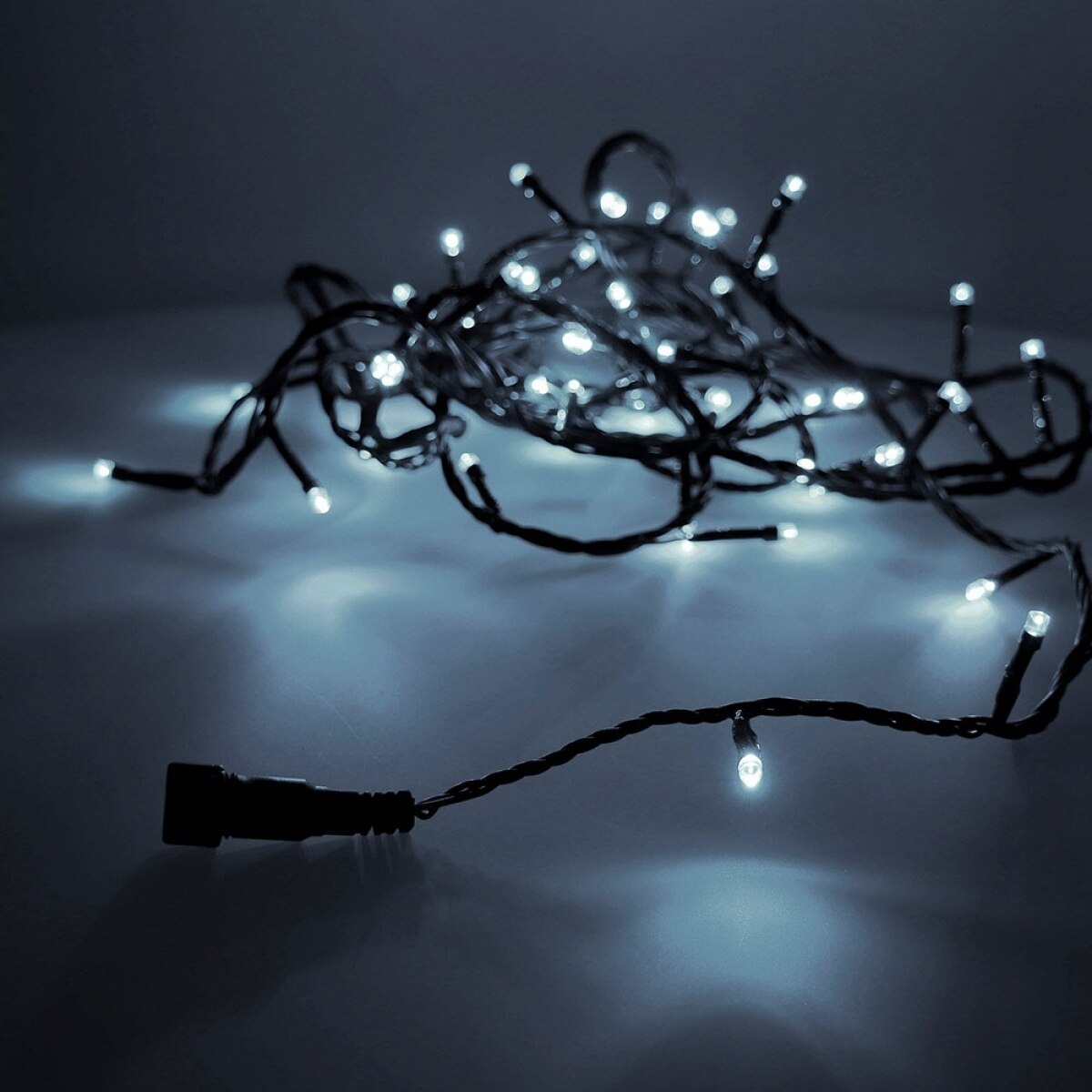 Instalatie Craciun, 520 m, 5200 Led-uri , Liniara, Alb rece, IP65, Interconectabila, Prelungitor 1.5 m inclus, Fir Negru, Flippy