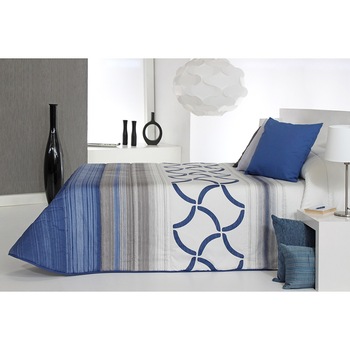 Set Cuvertura matlasata Twist 2A si 1 perna decorativa, Reig Marti, albastru, dimensiune 190 cm x 270 cm Set Cuvertura matlasata Twist 2A si 1 perna decorativa, Reig Marti, albastru, dimensiune 190 cm x 270 cm