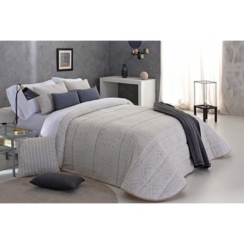 Set Cuvertura matlasata Topps si 2 perne decorative, Reig Marti, bej, dimensiune 250 cm x 270 cm Set Cuvertura matlasata Topps si 2 perne decorative, Reig Marti, bej, dimensiune 250 cm x 270 cm