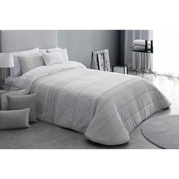 Set Cuvertura matlasata Thais si 2 perne decorative, Reig Marti, gri, dimensiune 280 cm x 270 cm Set Cuvertura matlasata Thais si 2 perne decorative, Reig Marti, gri, dimensiune 280 cm x 270 cm