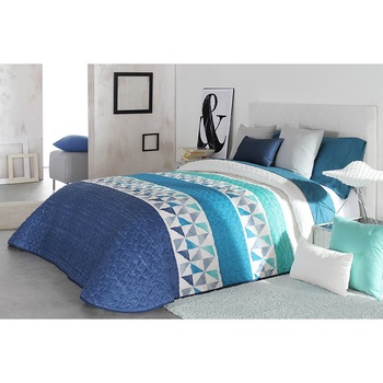 Set Cuvertura matlasata Wang 2P si 2 perne decorative, Reig Marti, albastru, gri, dimensiune 235 cm x 270 cm Set Cuvertura matlasata Wang 2P si 2 perne decorative, Reig Marti, albastru, gri, dimensiune 235 cm x 270 cm