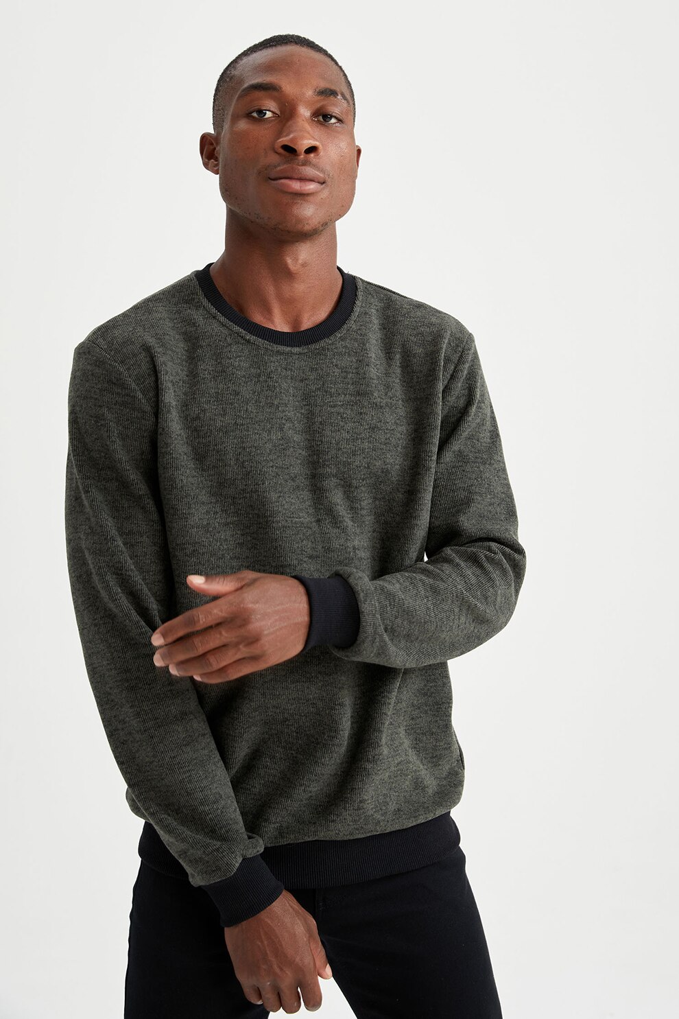 DeFacto, Bluza sport cu decolteu la baza gatului si terminatii contrastante, Negru/kaki