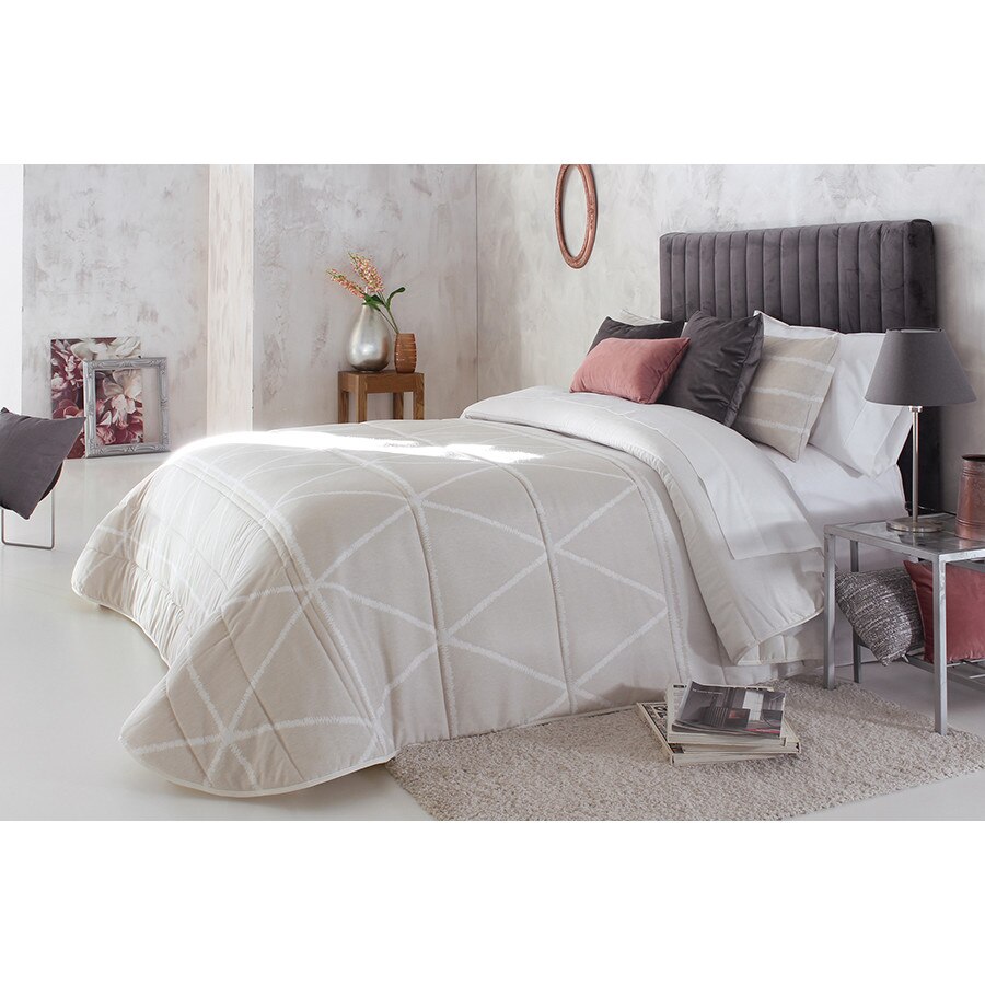 Set Cuvertura matlasata Tyson si 2 perne decorative, Reig Marti, bej, dimensiune 280 cm x 270 cm