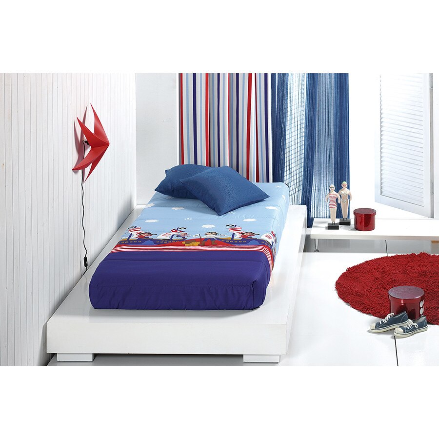 Set Cuvertura matlasata fixa Piratas AO si 1 perna decorativa, Reig Marti, albastru, pirati, pentru pat de 90 cm x 200 cm