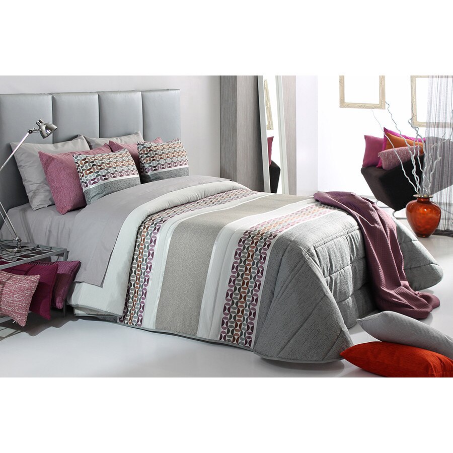 Set Cuvertura matlasata Fergus si 2 perne decorative, Reig Marti, gri visiniu, dimensiune 235 cm x 270 cm