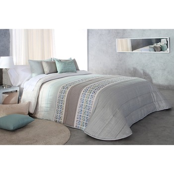 Set Cuvertura matlasata Fey si 2 perne decorative, Reig Marti, turcoaz, dimensiune 235 cm x 270 cm Set Cuvertura matlasata Fey si 2 perne decorative, Reig Marti, turcoaz, dimensiune 235 cm x 270 cm