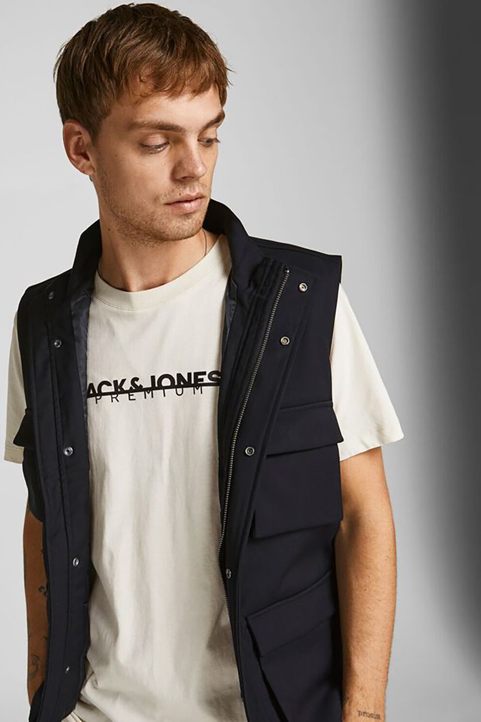 Jack&Jones, Tricou cu decolteu la baza gatului si imprimeu logo, Crem/Negru