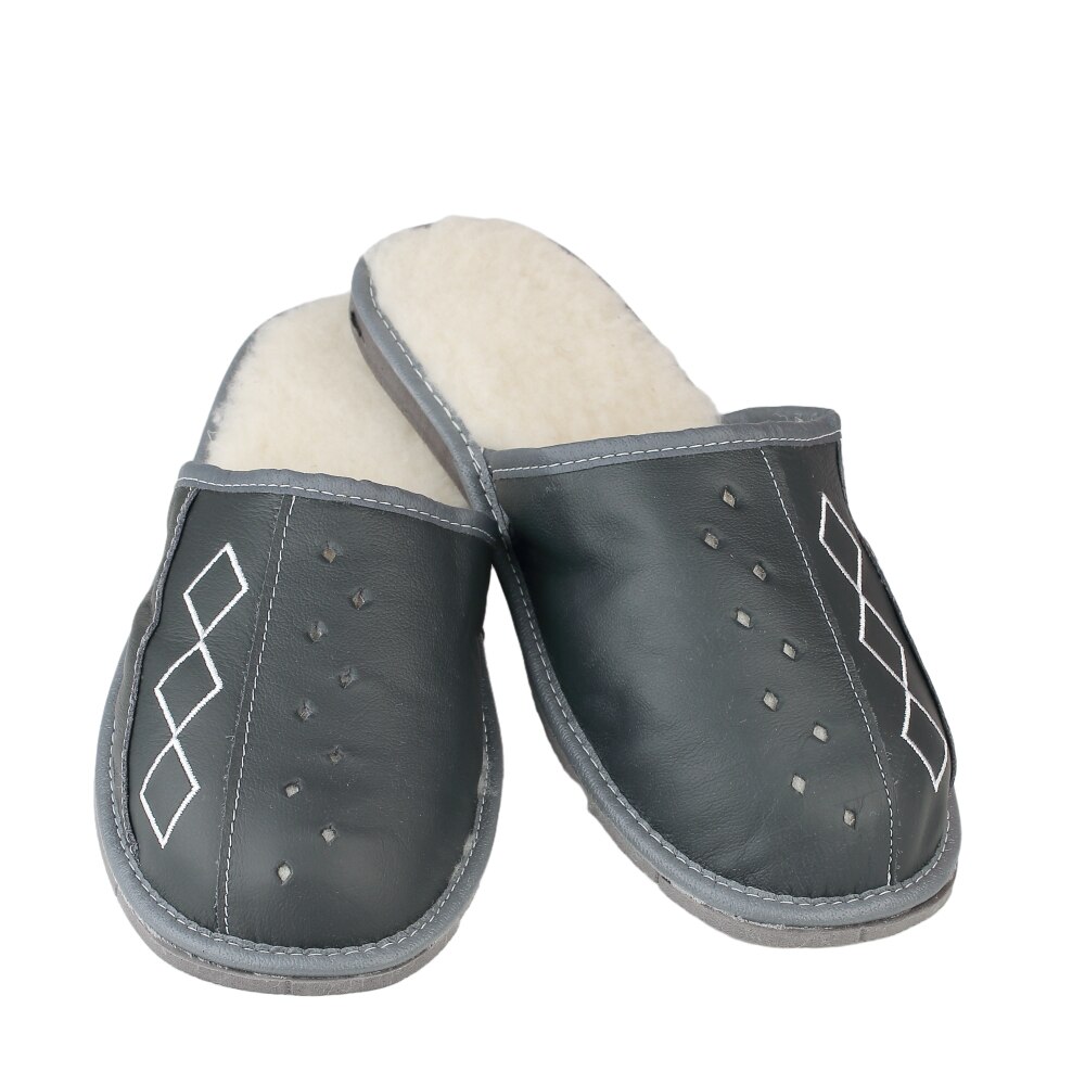Papuci de casa, pentru barbati, din piele, captusiti cu lana, gri cu brodarie, Gri