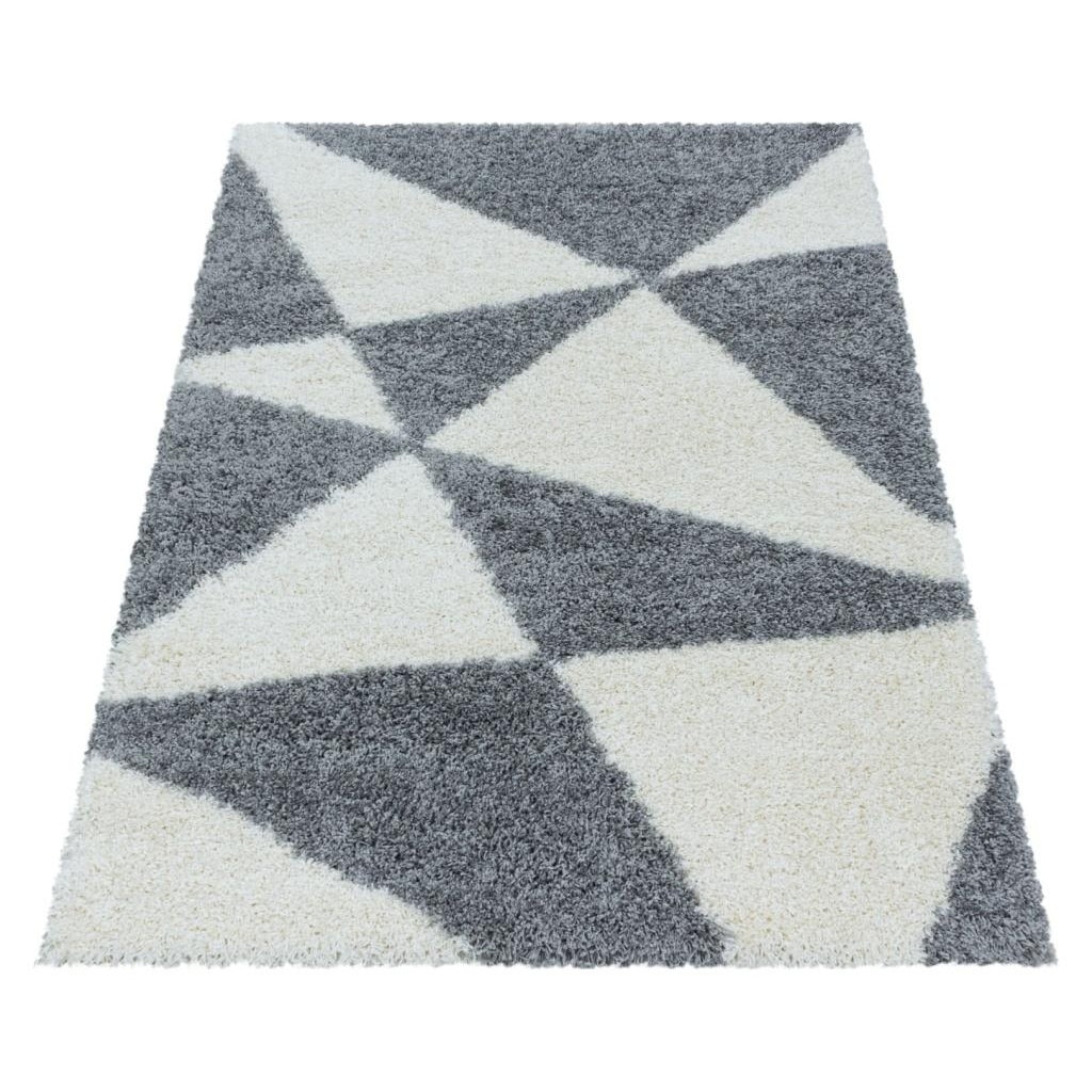 Covor modern cu fir lung Shaggy Tango 3101,280x370cm, 100% polipropilena,gramaj , 2200g/mp, inaltime fir 3 cm , model triunghiuri, culoare gri