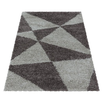 Covor modern cu fir lung Shaggy Tango 3101, 200x290cm, 100% polipropilena,gramaj , 2200g/mp, inaltime fir 3 cm , model triunghiuri, culoare taupe Covor modern cu fir lung Shaggy Tango 3101, 200x290cm, 100% polipropilena,gramaj , 2200g/mp, inaltime fir 3 cm , model triunghiuri, culoare taupe