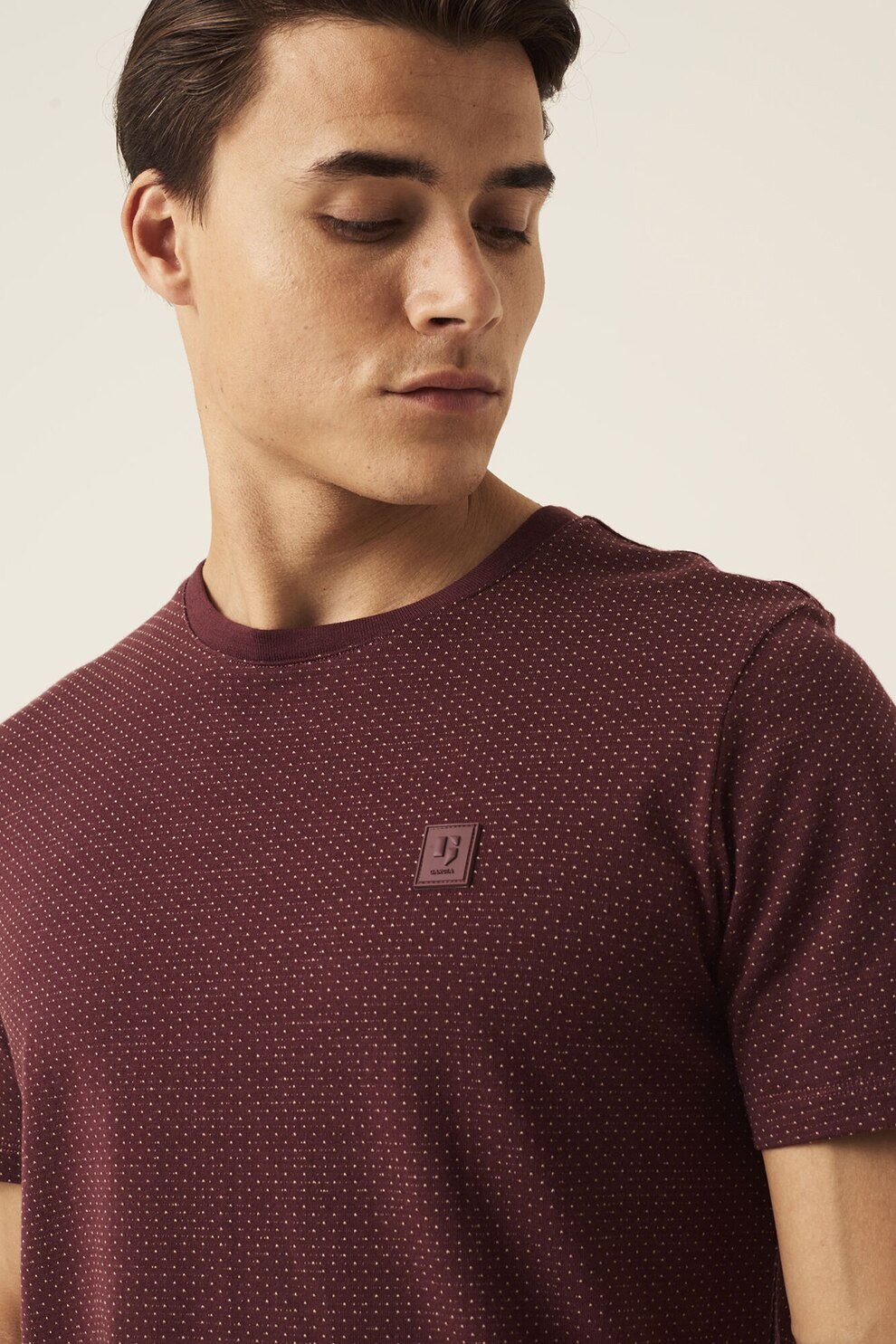 Garcia, Tricou cu decolteu la baza gatului si buline, Visiniu