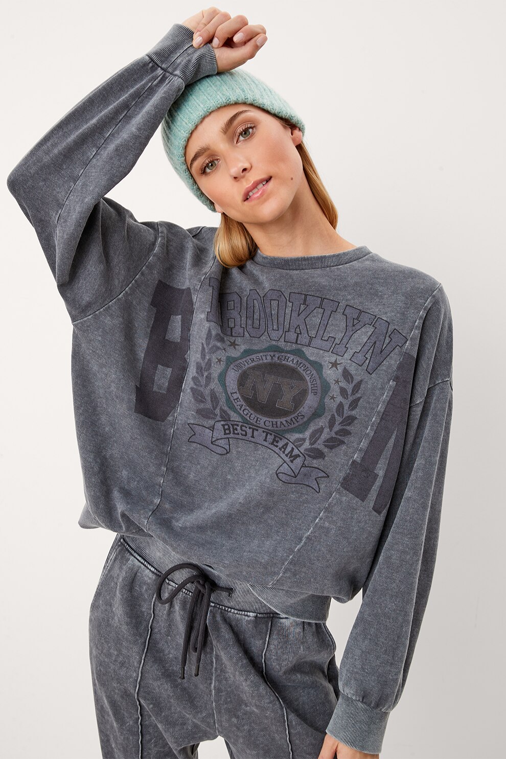 s.Oliver, Bluza sport lejera cu imprimeu colaj, Gri carbune/Negru stins/Gri cenusa