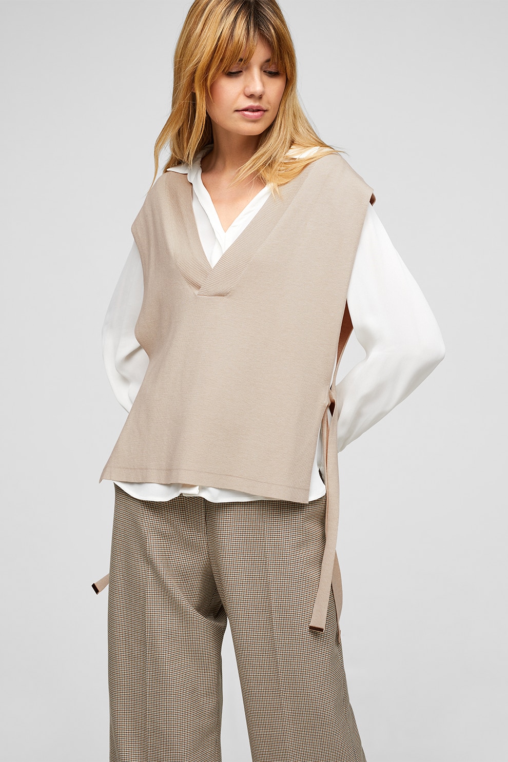 s.Oliver, Vesta cu decolteu in V si prinderi laterale, Maro nisip