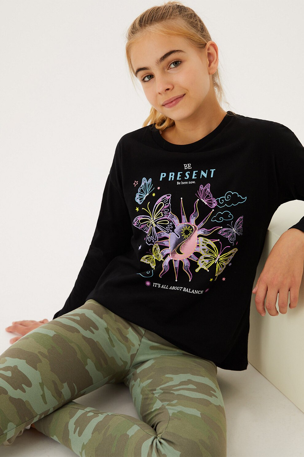 Marks & Spencer, Bluza cu maneci lungi si imprimeu grafic, Negru/Roz/Violet