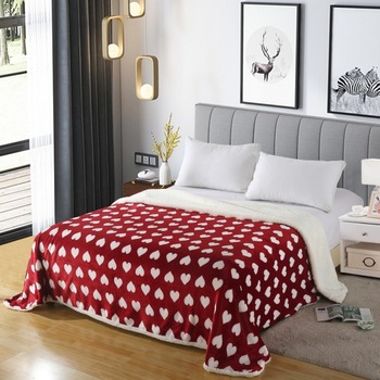 Patura cocolino pat dublu cu blanita House model inimioare rosu/alb, 200x230cm Patura cocolino pat dublu cu blanita House model inimioare rosu/alb, 200x230cm