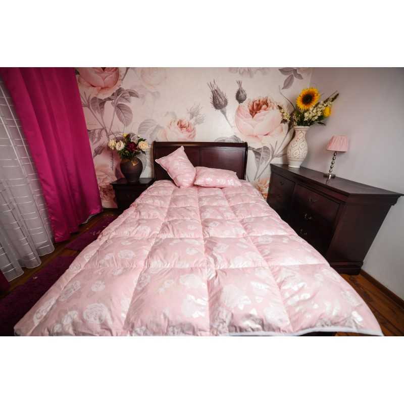 Pilota 180x200 cm cu puf si pana de gasca roz cu trandafiri argintii