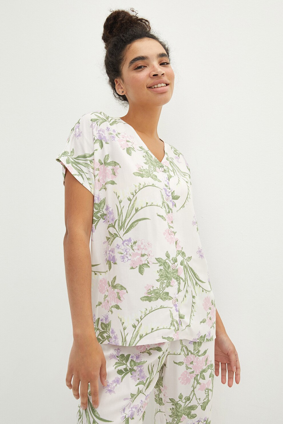 LC WAIKIKI, Pijama cu decolteu in V si imprimeu floral, Alb/Verde pal/Roz pal