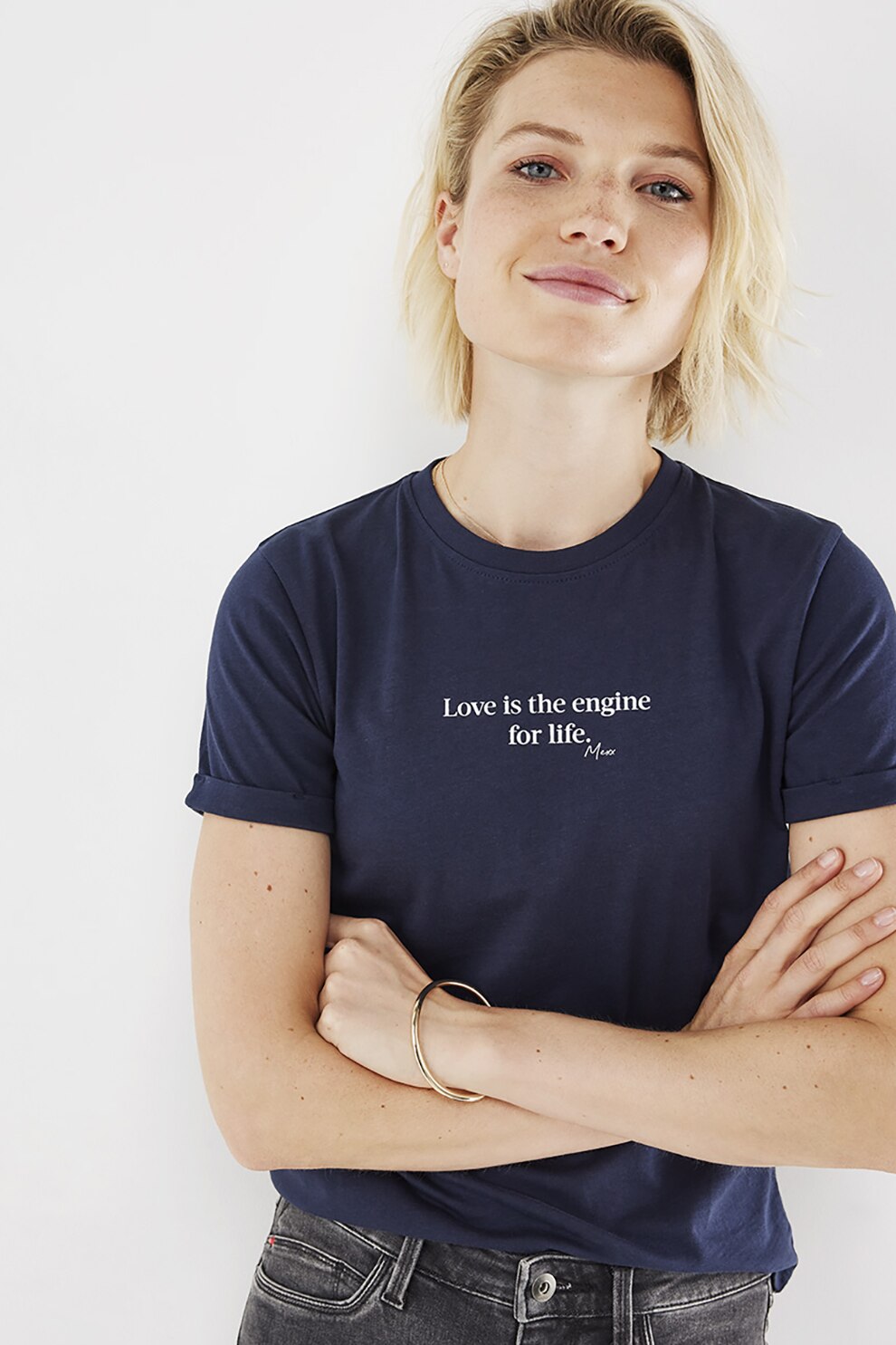Mexx, Tricou din bumbac organic cu decolteu la baza gatului si imprimeu text, Bleumarin