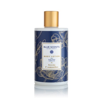 Lotiune de corp Blue Scents, cu frezie si osmanthus, 300 ml Lotiune de corp Blue Scents, cu frezie si osmanthus, 300 ml
