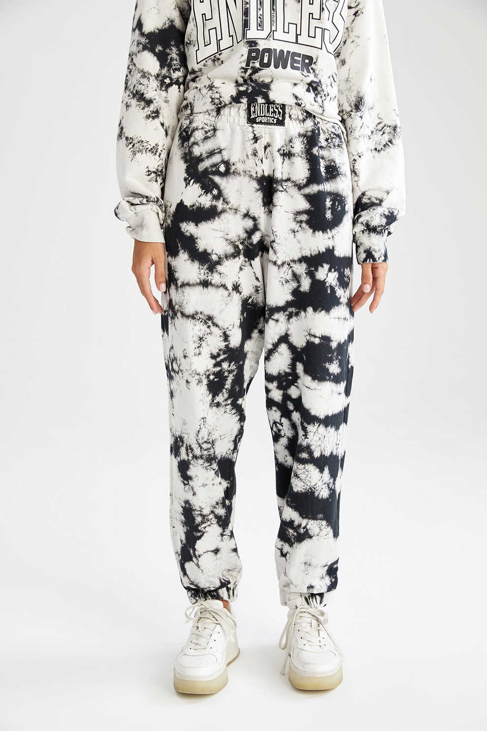 DeFacto, Pantaloni sport cu model tie-dye, Alb/Negru, XL - eMAG.ro