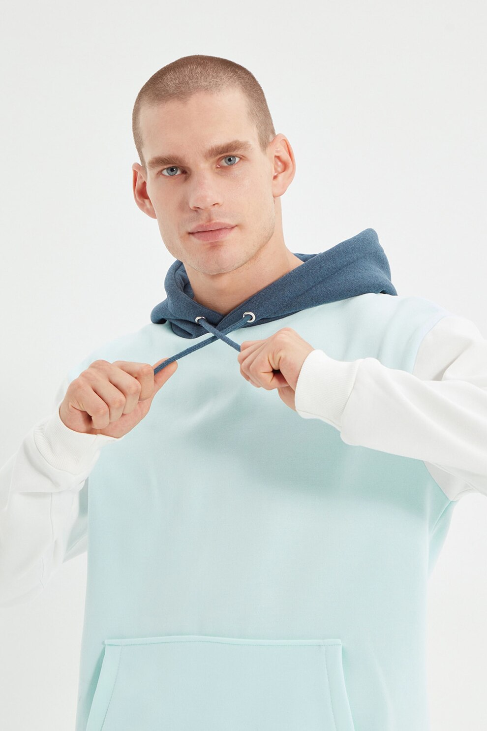 Trendyol, Hanorac din amestec de bumbac cu buzunar kangaroo, Albastru pastel/Alb optic/Bleumarin