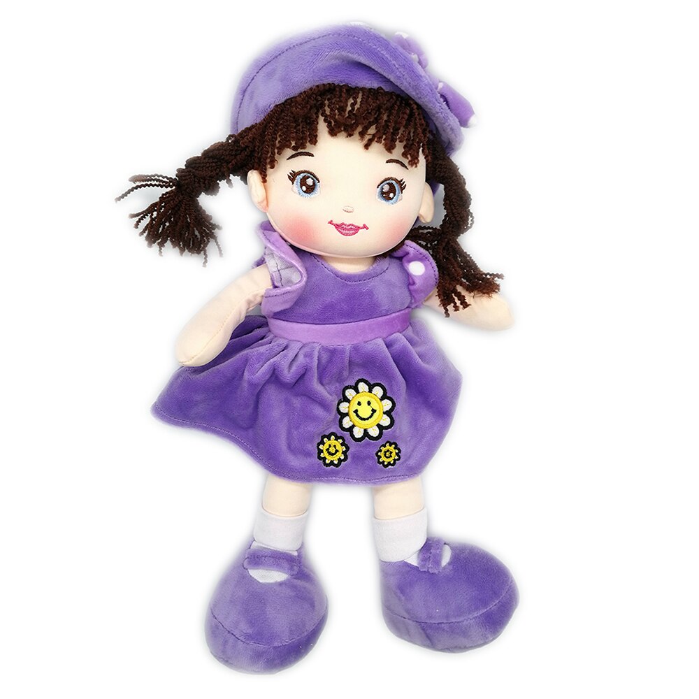 Papusa de Plus ADA, 40cm, in rochita mov si palarie, care spune Rugaciunea