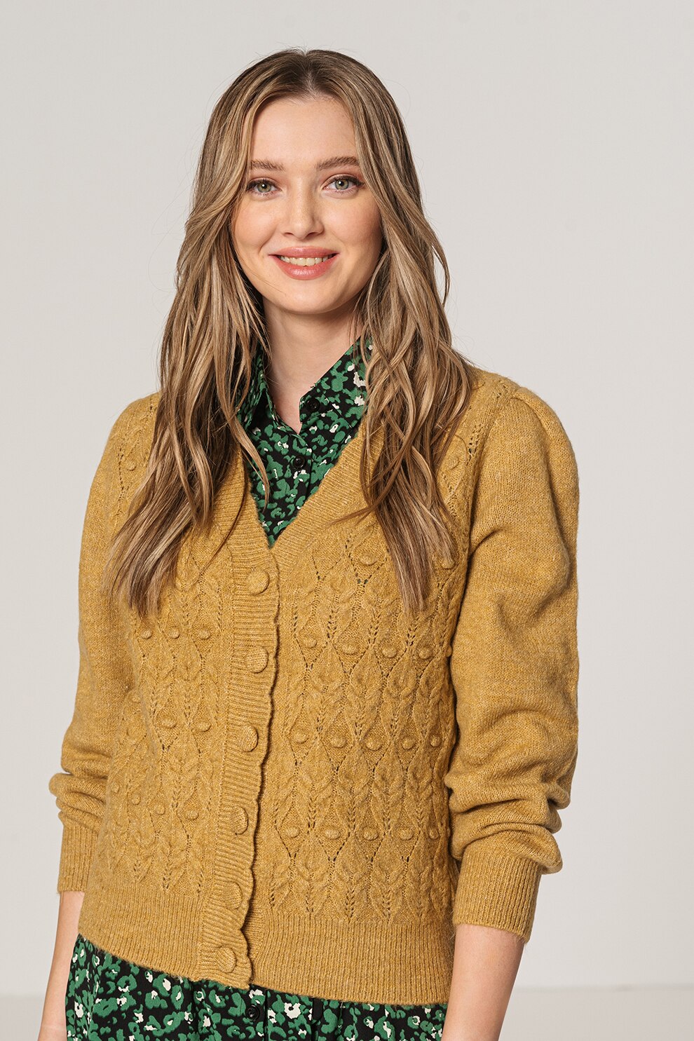 Sisters Point, Cardigan cu decolteu in V si maneci bufante Milea, Maro camel