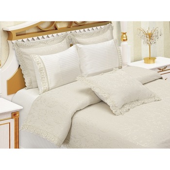 Set Cuvertura pat si fete de perna Jado Beige cu dantela, polycotton, 240x260 / 50x70 cm, Multicolor Set Cuvertura pat si fete de perna Jado Beige cu dantela, polycotton, 240x260 / 50x70 cm, Multicolor