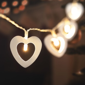 Instalație de Craciun Family Decor, sir inimioare lemn, 20 LED-uri alb cald, 2,85 m, alimentare 2 x AA Instalație de Craciun Family Decor, sir inimioare lemn, 20 LED-uri alb cald, 2,85 m, alimentare 2 x AA