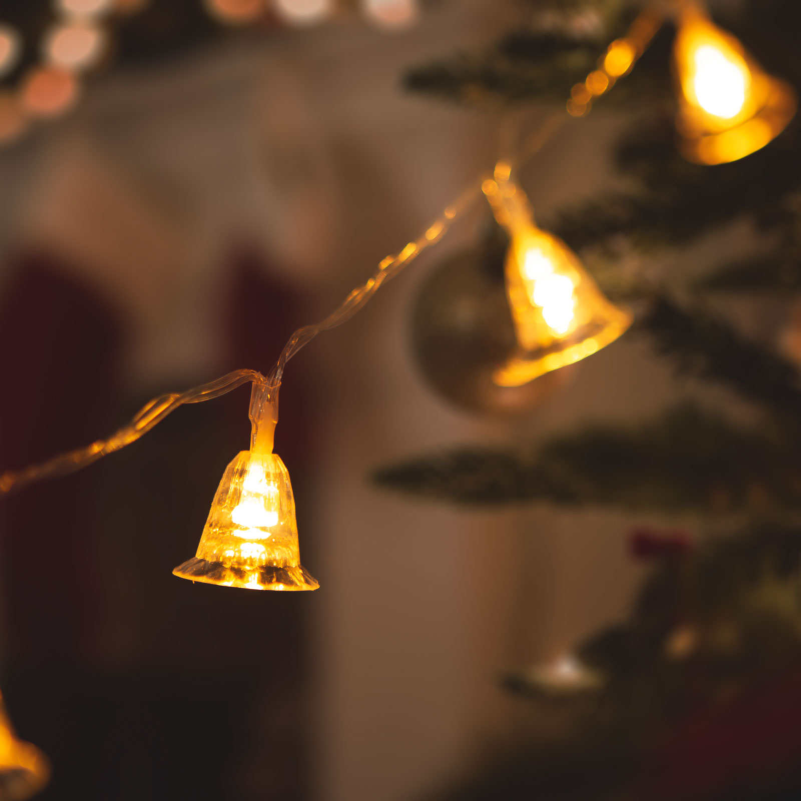 Instalație de Craciun Family Décor, sir clopotei 20 Led-uri alb cald, 2,3 metri, alimentare 3 x AA