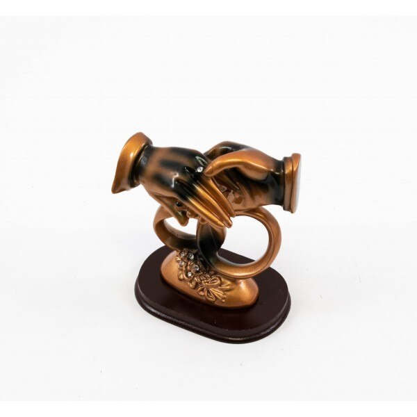 Statueta din rasina si reprezinta mainile unui cuplu pe un suport cu inele,9.5x10x5cm