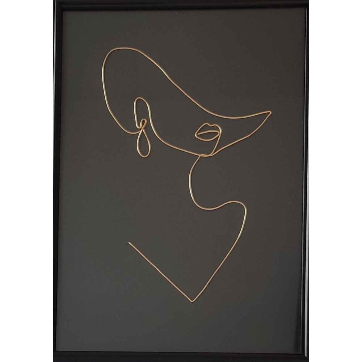 Tablou doamna cocheta cu palarie, din sarma placata cu aur, rama neagra 21x30 cm - cod.Livia