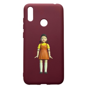 Husa Premium Silicon compatibila cu Huawei Y7 2019, Squid Game Doll Girl, cu interiorul din material textil, protectie camera, Burgundy, PBR851 Husa Premium Silicon compatibila cu Huawei Y7 2019, Squid Game Doll Girl, cu interiorul din material textil, protectie camera, Burgundy, PBR851