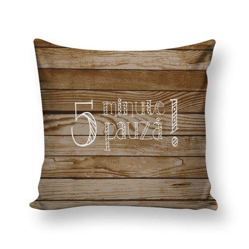 Perna decor, poliester, cu imprimeu, 43 x 43 cm, asigura un nivel optim de permeabilitate a aerului