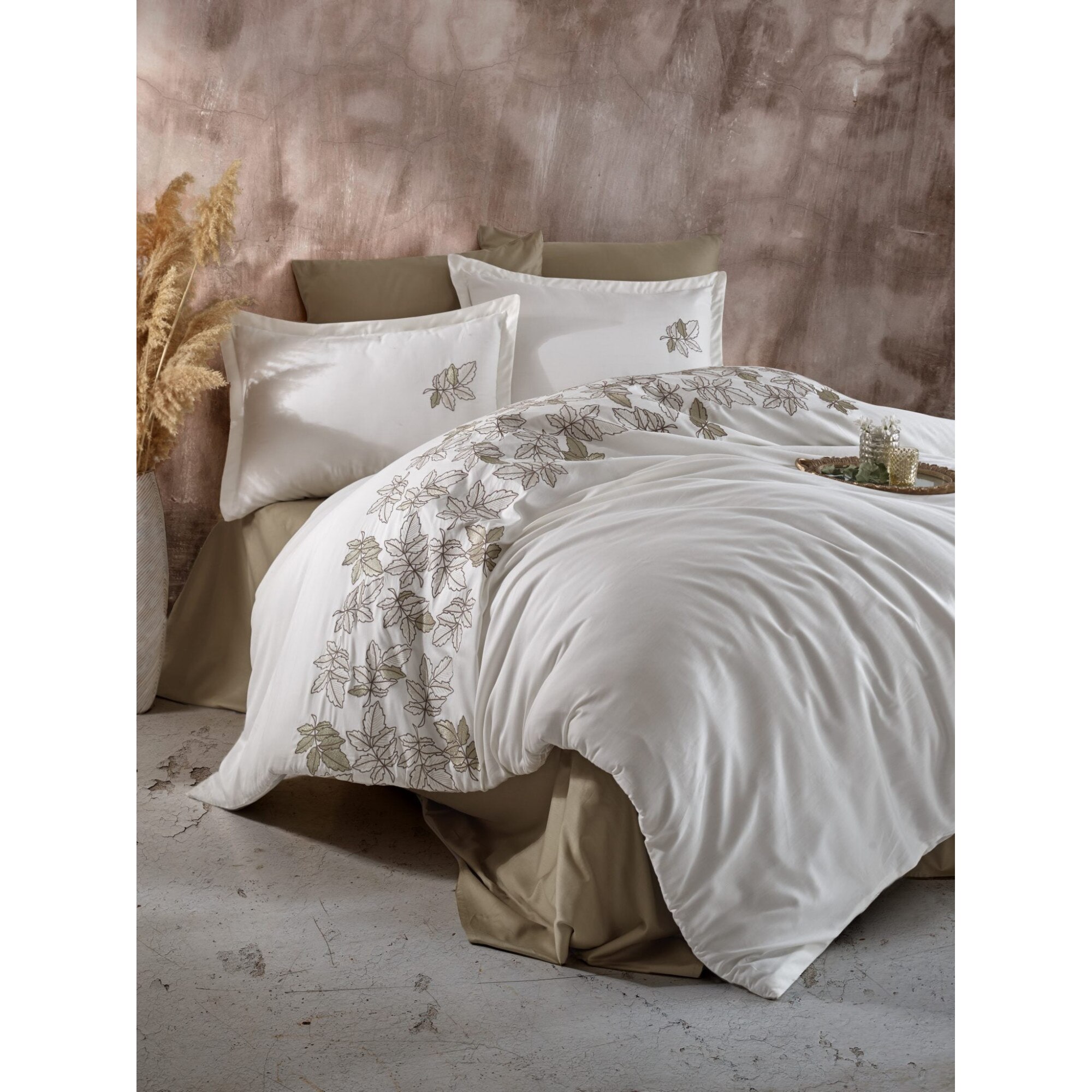 Lenjerie Lux Satin Brodat, Ralex ,STB4 Enza , 6 piese, 1 cearceaf pat 240×260 cm, 1 cearceaf de pilota 200×220 cm, 2 fete de perna 50×70 cm cu broderie, 2 fete de perna 50×70 cm
