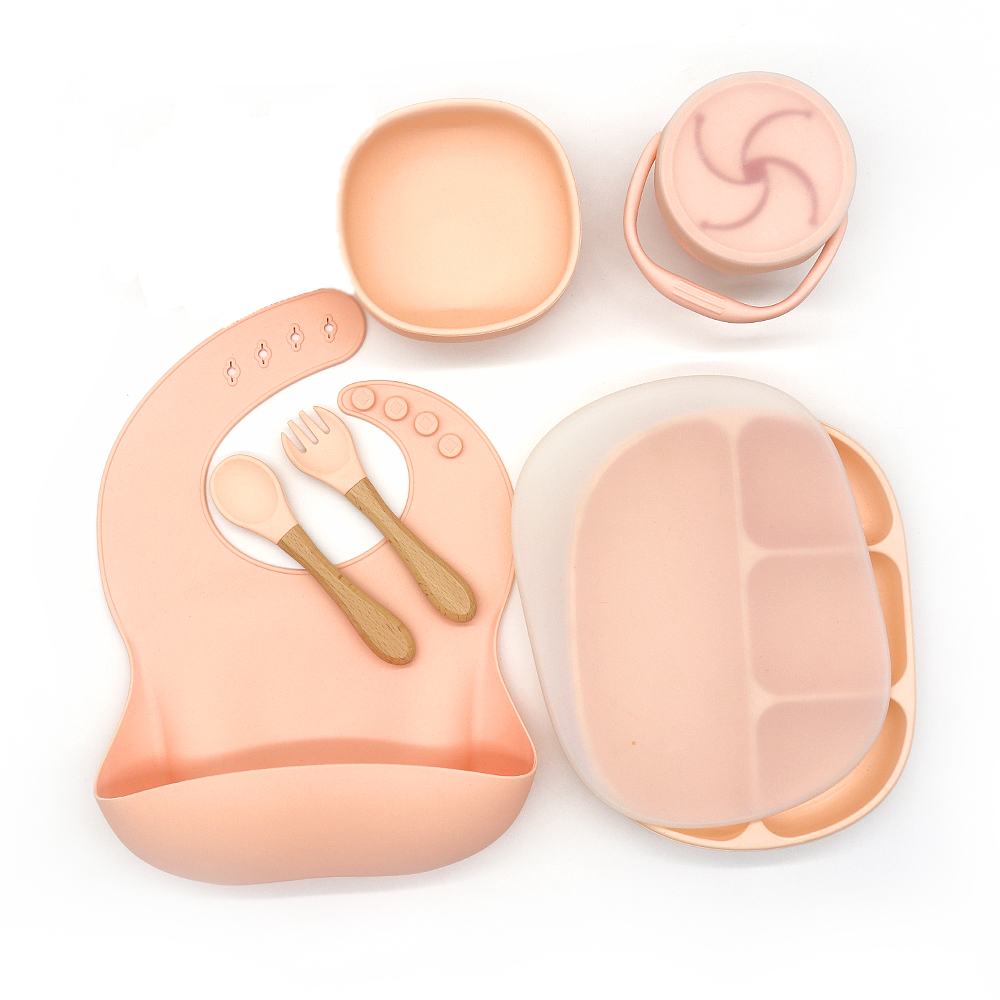 Set hranire bebe din silicon, 1 baveta, 1 farfurie compartimentata, 1 bol cu ventuza, lingurita si furculita, cana gustari, fara alergeni, peach