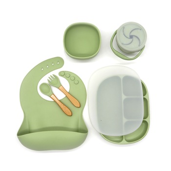 Set hranire bebe din silicon, 1 baveta, 1 farfurie compartimentata, 1 bol cu ventuza, lingurita si furculita, cana gustari, fara alergeni, olive Set hranire bebe din silicon, 1 baveta, 1 farfurie compartimentata, 1 bol cu ventuza, lingurita si furculita, cana gustari, fara alergeni, olive