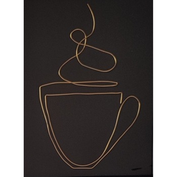 Tablou ceasca de cafea aburinda, sculptura in fir continuu de sarma placata cu aur 18x24 cm - 2242 Tablou ceasca de cafea aburinda, sculptura in fir continuu de sarma placata cu aur 18x24 cm - 2242