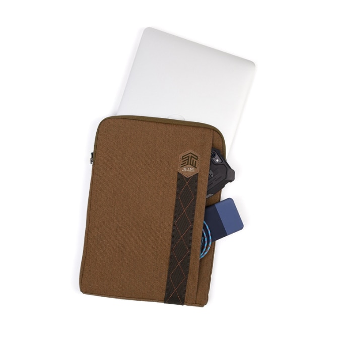 Husa de design rezistenta la soc si la apa pentru iPad Pro 12.9 2018, iPad Pro 12.9 2020, iPad Pro 12.9 2021, MacBook Air 11, MacBook 12, laptopuri si tablete de pana la 12,9 inch, STM Ridge Sleeve, maro