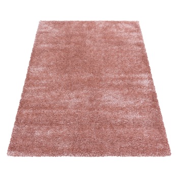 Covor modern cu fir lung NDomino Bril , 60x110 cm, polipropilena 100% , inaltime fir 5 cm , model uni, culoare roz Covor modern cu fir lung NDomino Bril , 60x110 cm, polipropilena 100% , inaltime fir 5 cm , model uni, culoare roz