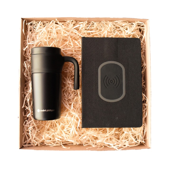 Set GiftBox cu Agenda smart cu incarcator wireless UI si Cana termica de culoare neagra, din aluminiu cu perete dublu, impachetate in cutie kraft de cadou cu umplutura ecologica