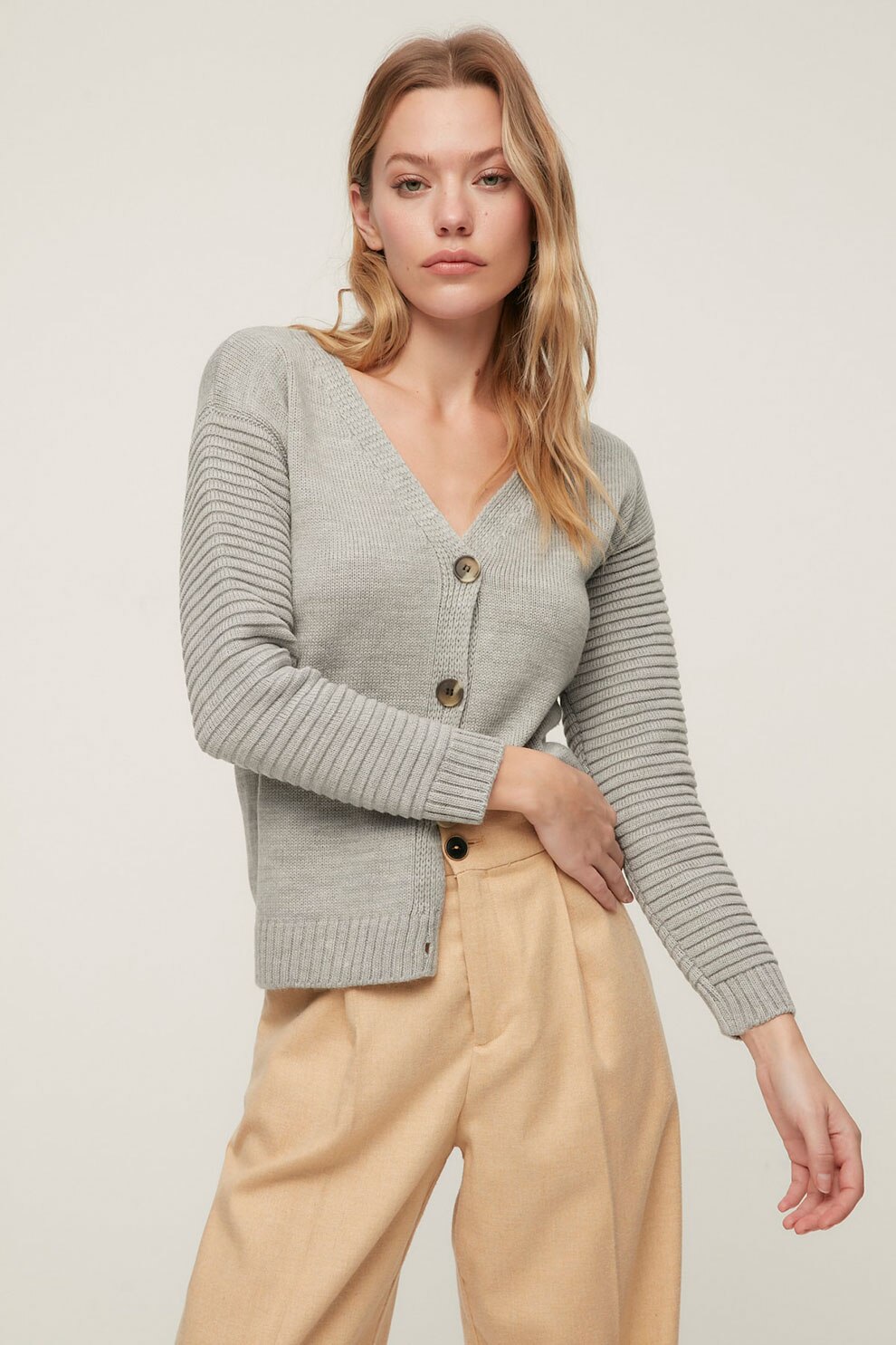 Trendyol, Cardigan cu decolteu in V si maneci cu aspect striat, Gri melange