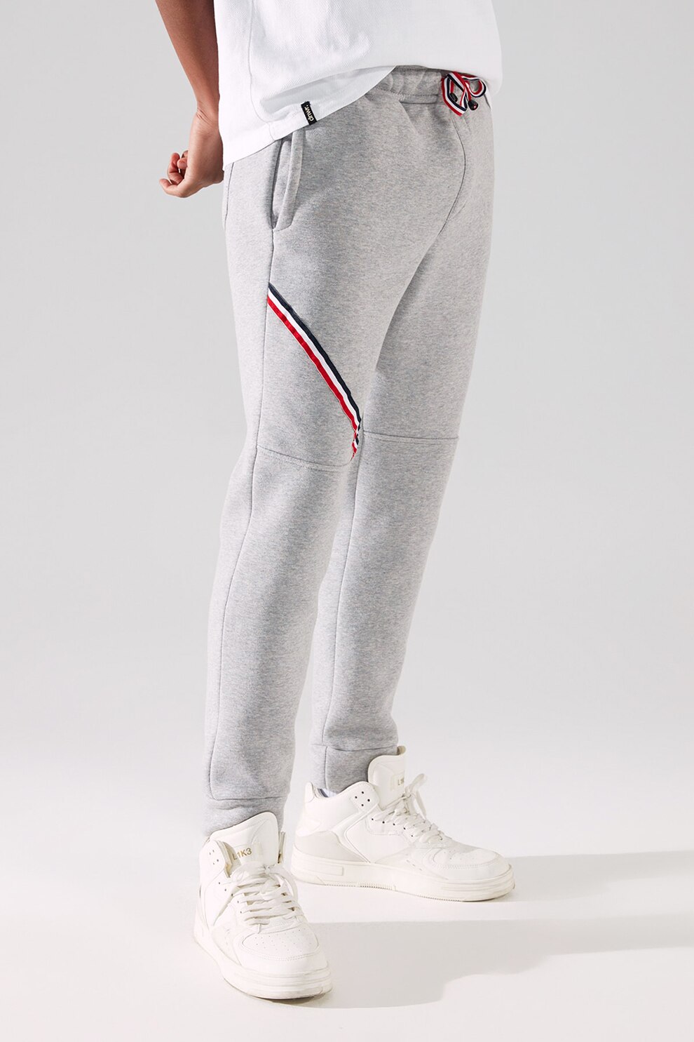 Trendyol, Pantaloni sport conici cu snur de ajustare in talie, Gri melange/Rosu/Bleumarin