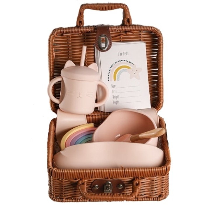 Подаръчен комплект за бебе в ръчно изплетено куфарче
