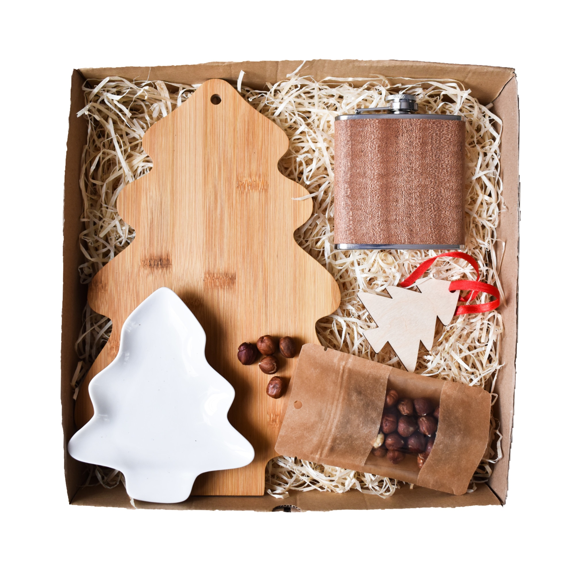Set cadou, GiftBox Liquor-Lover ce continte Sticla de buzunar model lemn, Tocator din lemn in forma de brad, Platou din ceramica pentru gustari si punga kraft cu alune de padure, in cutie de cadou Kraft cu umplutura din lana de lemn