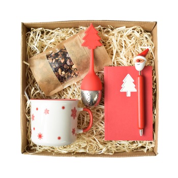 Set cadou, GiftBox Tea-Notes ce continte Cana de Craciun Vintage, infuzator pentru ceai, mini-Agenda + pix Mos Craciun si plic cu Ceai , impachetate in cutie kraft de cadou cu umplutura din lana de lemn Set cadou, GiftBox Tea-Notes ce continte Cana de Craciun Vintage, infuzator pentru ceai, mini-Agenda + pix Mos Craciun si plic cu Ceai , impachetate in cutie kraft de cadou cu umplutura din lana de lemn