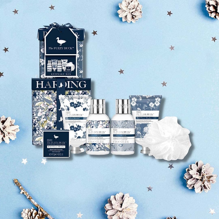 Set Cutie Cadou Deluxe The Fuzzy Duck Cotswold Floral Luxury Bathing Duo Stack, 325 ml cu burete de baie