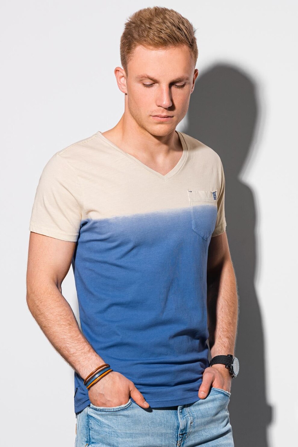 OMBRE, Tricou cu decolteu in V si buzunar pe piept, Albastru inchis/Maro nisip