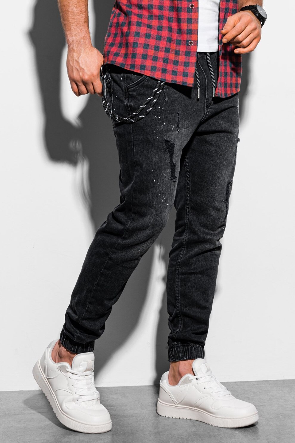 OMBRE, Blugi cu croiala conica si detalii cu aspect deteriorat, Negru stins